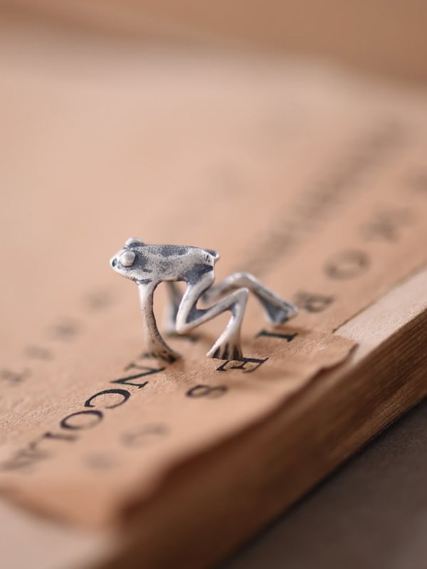 Women's Retro Dark Frog Single Ear Cuff